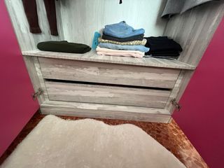 Armario juvenil y mesita de noche rosa