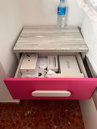 Armario juvenil y mesita de noche rosa