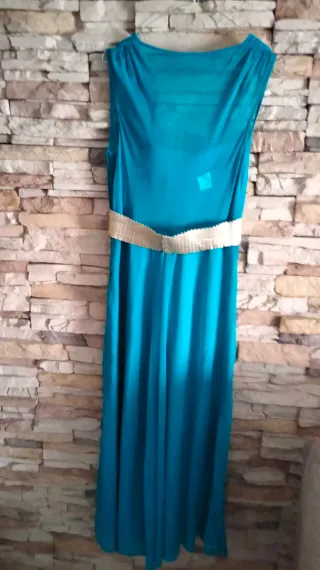 Vestido largo azul con cinturón floral