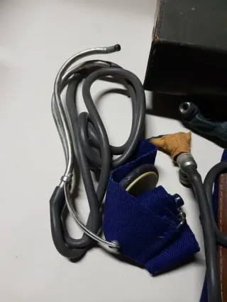 Antiguo tensiómetro con estetoscopio