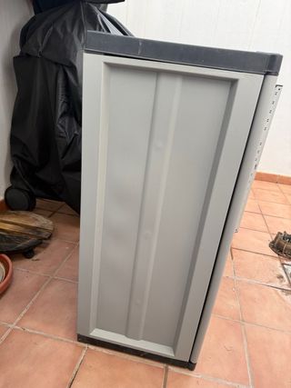 Mueble de exterior gris de plástico
