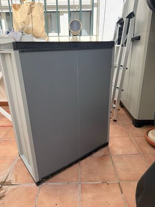 Mueble de exterior gris de plástico