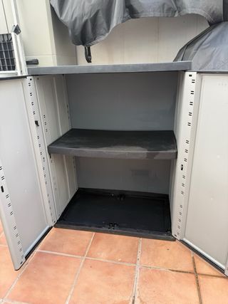 Mueble de exterior gris de plástico
