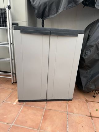 Mueble de exterior gris de plástico