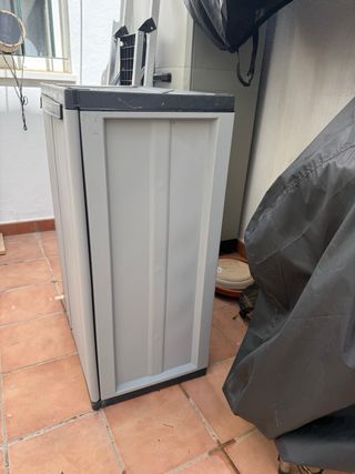 Mueble de exterior gris de plástico