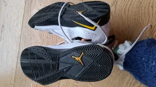 Zapatillas Baloncesto Jordan Blancas y Amarillas