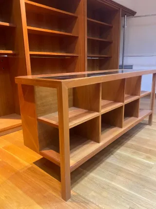 Mobiliario para comercio en madera