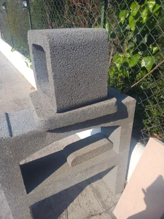 Barbacoa de piedra gris