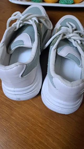 Deportivas verdes y blancas talla 39