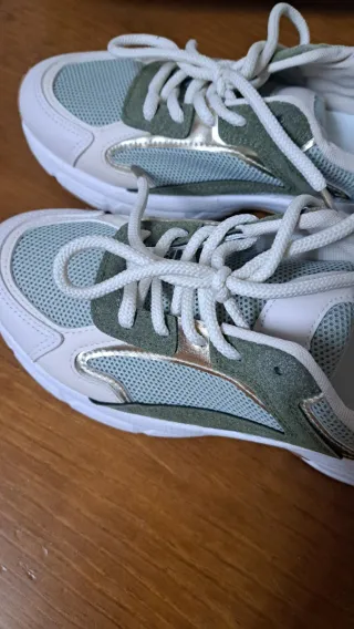 Deportivas verdes y blancas talla 39