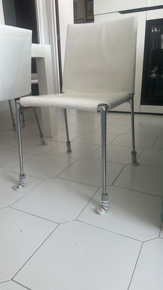 6 Sillas de Piel Blanca.