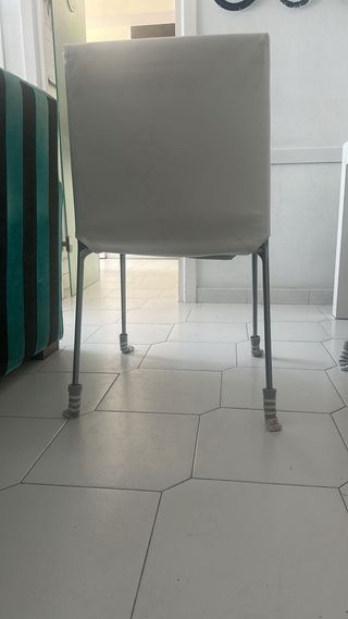 6 Sillas de Piel Blanca.