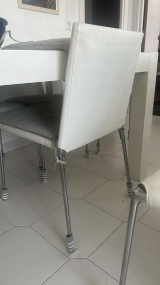 6 Sillas de Piel Blanca.