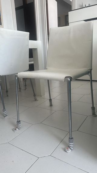 6 Sillas de Piel Blanca.