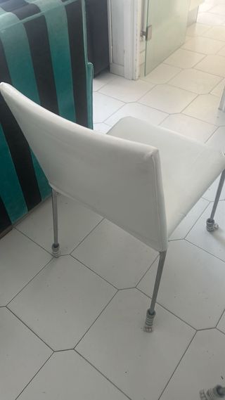 6 Sillas de Piel Blanca.