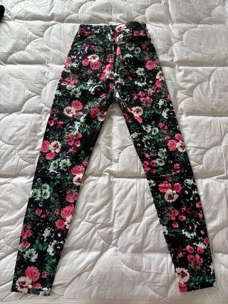 Pantalones pitillo estampados flores