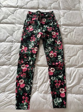 Pantalones pitillo estampados flores