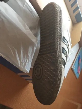 Zapatillas  Grises y Blancas