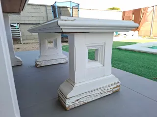 Mesa y bancos de madera blanca