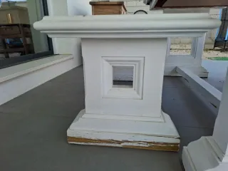 Mesa y bancos de madera blanca