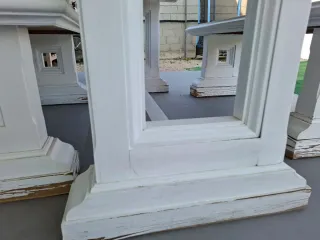 Mesa y bancos de madera blanca