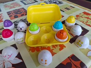 Juguete huevos con caras divertidas