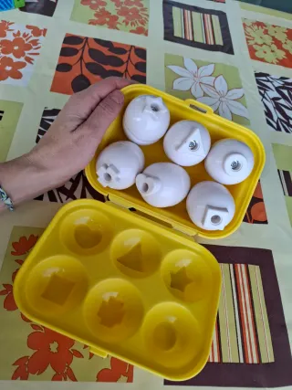 Juguete huevos con caras divertidas
