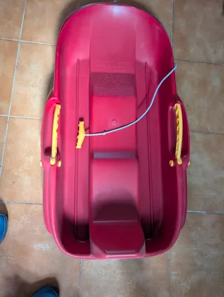 Trineo rojo con asas y cuerda