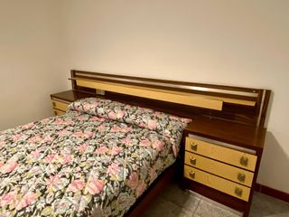 Cama doble con 2 mesitas de noche