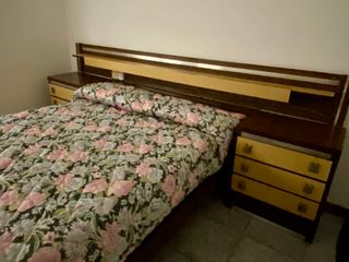 Cama doble con 2 mesitas de noche