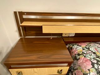 Cama doble con 2 mesitas de noche