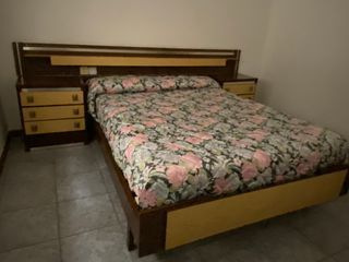 Cama doble con 2 mesitas de noche