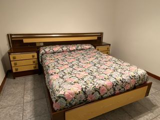 Cama doble con 2 mesitas de noche