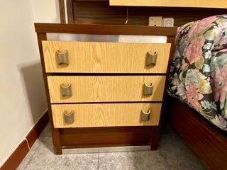 Cama doble con 2 mesitas de noche