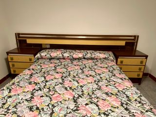 Cama doble con 2 mesitas de noche