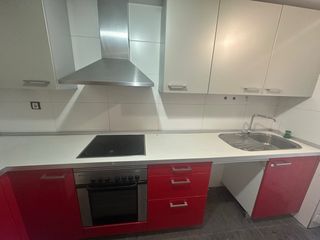 Cocina modular roja y gris