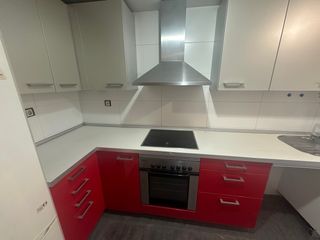 Cocina modular roja y gris