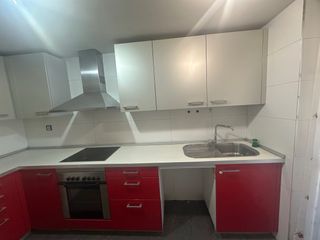 Cocina modular roja y gris