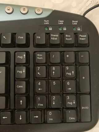 Tastiera Trust vintage con tasti multimediali