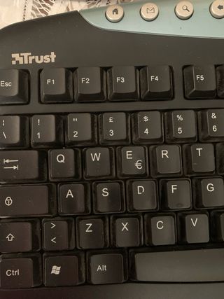 Tastiera Trust vintage con tasti multimediali