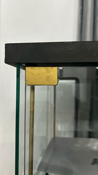 Vitrina Ikea Negra y Dorada