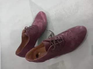 Zapatos morados con cordones