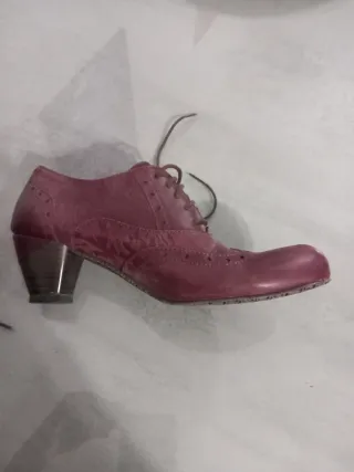 Zapatos morados con cordones