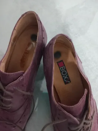 Zapatos morados con cordones