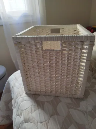 Cestas de mimbre blancas para ropa Las 3 10euros.