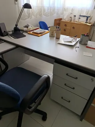 Escritorio con cajones y silla de ruedas