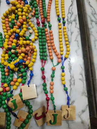 Rosarios artesanales de madera