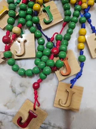 Rosarios artesanales de madera