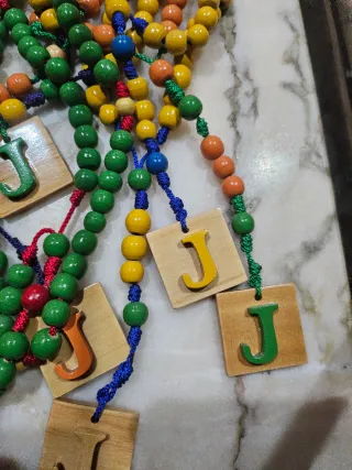 Rosarios artesanales de madera