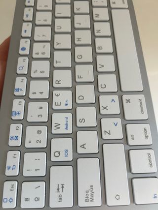 Teclado Inalámbrico Plata y Blanco